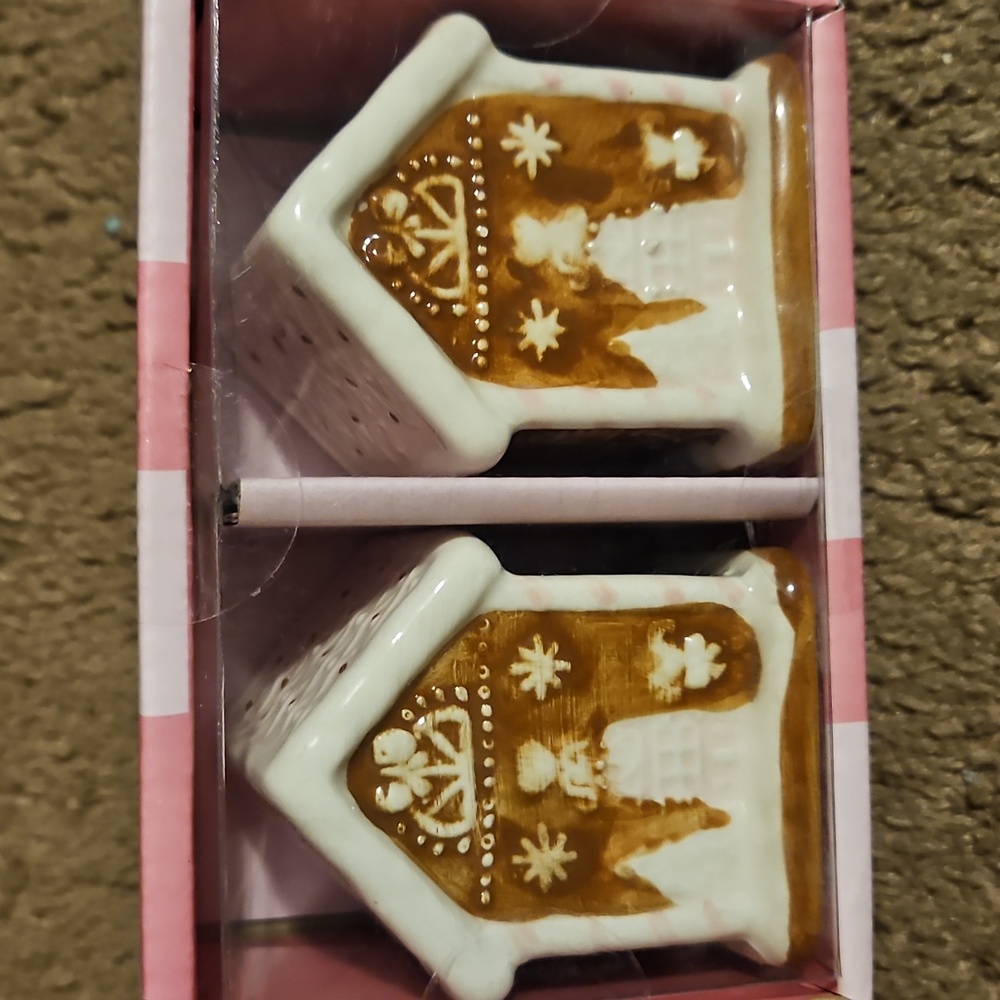 Holiday home salt & pepper shakers